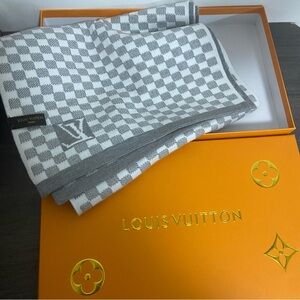 Louis Vuitton Gray and White Checkered Scarf